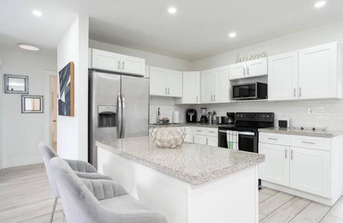 Coral Terrace House | Spacious 4-bedroom house with AC 15 minutes from Miami airport/14 ppl