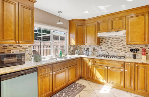 Tarzana House | Spacious 4-bedroom house in tranquil Los Angeles with AC