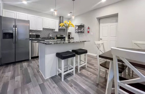 Washington House | Spacious 4BR Row House – Perfect for Families & Groups!