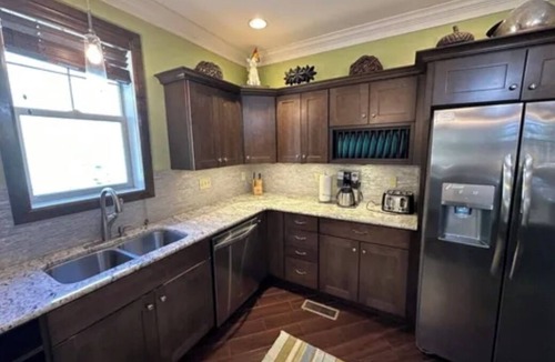 Edray House | Spacious 5-bedroom, 5-bathroom townhome with WiFi, AC, Priv Hottub, ElecCharging