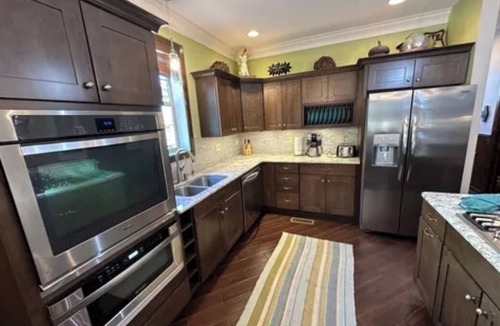 Edray House | Spacious 5-bedroom, 5-bathroom townhome with WiFi, AC, Priv Hottub, ElecCharging