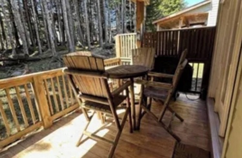 Edray House | Spacious 5-bedroom, 5-bathroom townhome with WiFi, AC, Priv Hottub, ElecCharging