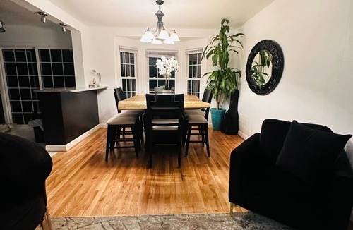 Groveton House | Spacious 5-bedroom house in lovely Alexandria with WiFi, AC