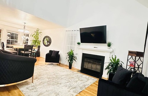 Groveton House | Spacious 5-bedroom house in lovely Alexandria with WiFi, AC