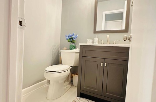 Groveton House | Spacious 5-bedroom house in lovely Alexandria with WiFi, AC
