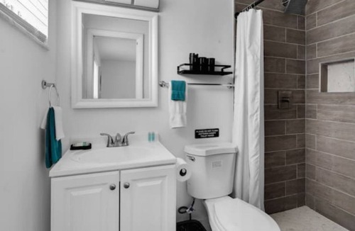 Driftwood House | Spacious 5 BRS House with Private Pool & Game Room