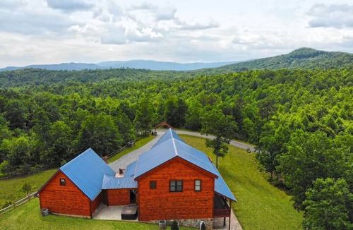 Dobson Cabin | Spacious 5BR Mountain Escape Mt. Airy | With Views