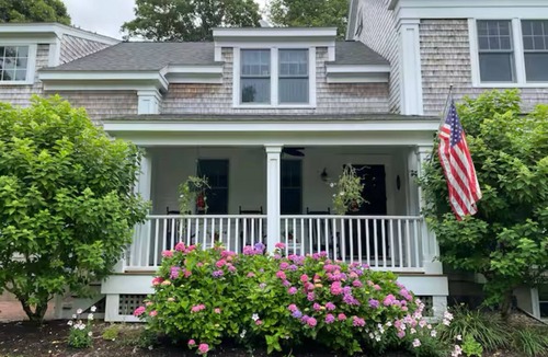Tisbury House | Spacious 5BR Vineyard Haven Home - Walk to Town, Bike to Tashmoo - Sleeps 10!