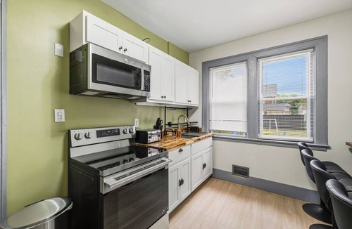 Downtown Niagara Falls House | Spacious 6-bedroom house in peaceful Niagara Falls with AC for 22 people sleep