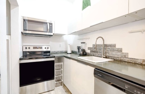North Miami Beach Villa | Spacious 6-Bedroom Villa with Pool