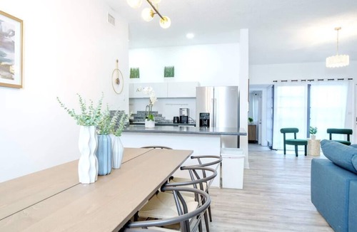 North Miami Beach Villa | Spacious 6-Bedroom Villa with Pool