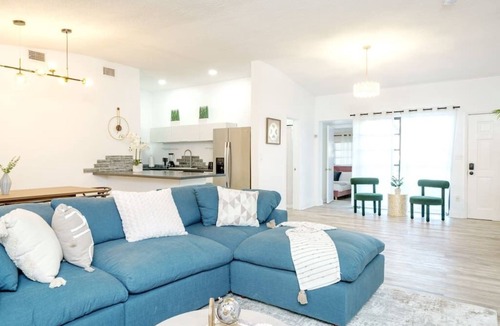 North Miami Beach Villa | Spacious 6-Bedroom Villa with Pool