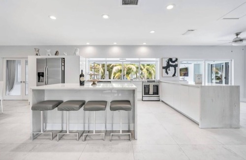 Highland Lakes Villa | Spacious 6-bedroom Waterfront Aventura Villa Pool, BBQ, Fire pit, & Pool Table