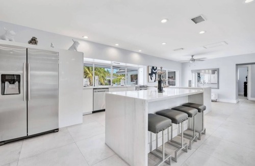 Highland Lakes Villa | Spacious 6-bedroom Waterfront Aventura Villa Pool, BBQ, Fire pit, & Pool Table