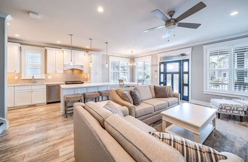 North End House | Spacious 6BR/4.5BA, sleeps 16 Rooftop & Boardwalk, linens included, grill