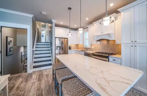 North End House | Spacious 6BR/4.5BA, sleeps 16 Rooftop & Boardwalk, linens included, grill