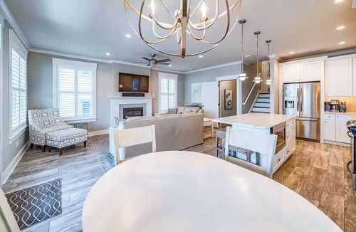North End House | Spacious 6BR/4.5BA, sleeps 16 Rooftop & Boardwalk, linens included, grill