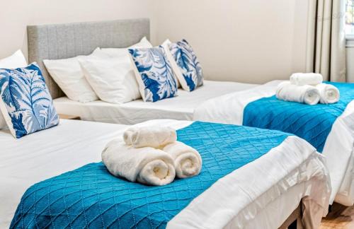 Bassett House | Spacious 6BR Stay + Parking + Near DTLA #TravelSGV
