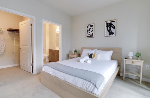 Groveton Apartment | Spacious Apartment w Natural Lights to Enjoy the Landscape