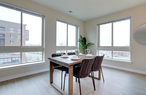 Groveton Apartment | Spacious Apartment w Natural Lights to Enjoy the Landscape