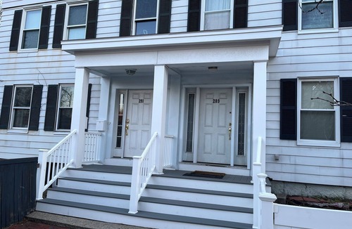 The Port House | Spacious Apt. 2 car free parking great location.