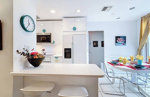 Mid Beach Condo | Spacious beach gem: Perfect for groups and couples