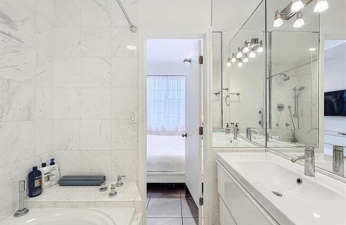 Mid Beach Apartment | Spacious beach gem Perfect for groups and couples