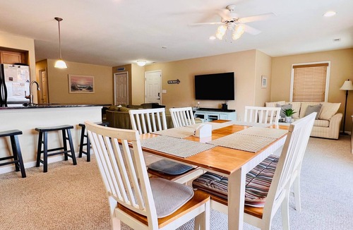 North Wildwood House | Spacious Beachblock Condo with Den 2,200 sqft 4BR-3BA Pool & Hot-tub, 2 parking
