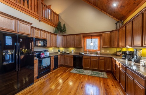 Edray Cabin | Spacious Cabin w/Hot Tub~2 King beds, fire pit