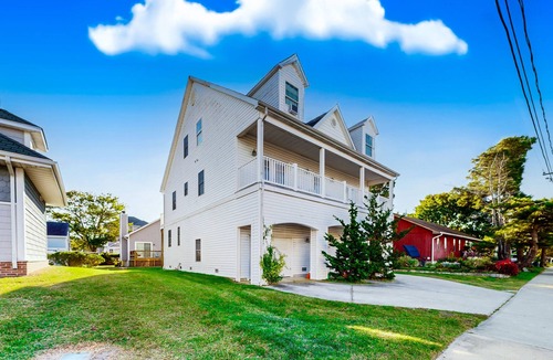 Little Salisbury House | Spacious Coastal Getaway w/Dual Living Areas - Walk to Beach, Dining, Shops