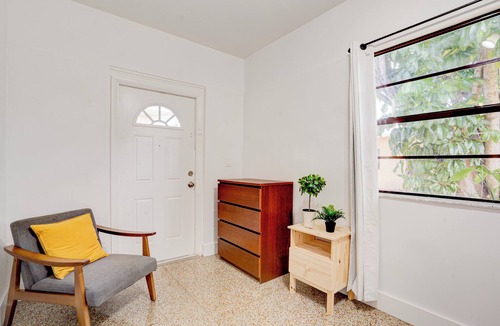 Miami Shores Apartment | Spacious Cozy 3-bedroom apartment with Wi-Fi, AC in marvelous Miami