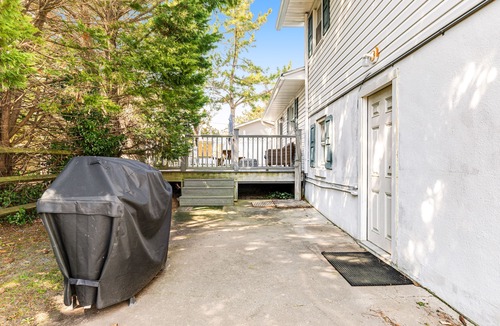 Little Salisbury House | Spacious Family Home with Full Kitchen & Deck - Close to the Beach