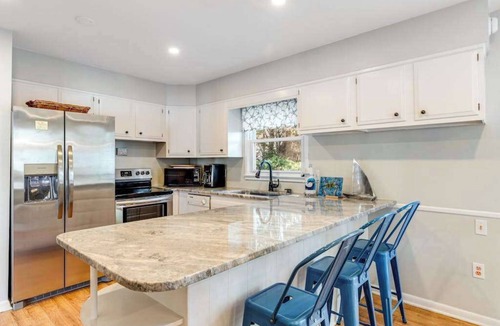 Little Salisbury House | Spacious Family Home with Full Kitchen & Deck - Close to the Beach