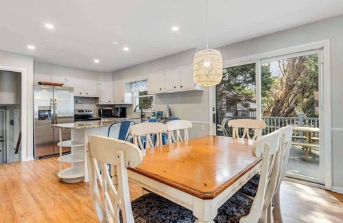 Little Salisbury House | Spacious Family Home with Full Kitchen & Deck - Close to the Beach