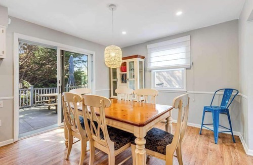 Little Salisbury House | Spacious Family Home with Full Kitchen & Deck - Close to the Beach