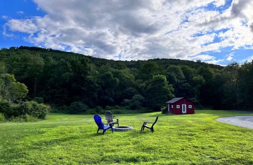 Chatham House | Spacious farm house in Chatham, NY