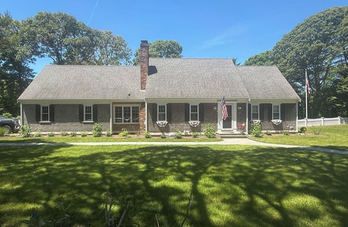 Northwest Harwich House | Spacious Getaway Sleeps 11: Walk to Private Beach & Harwich Port Center!