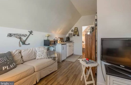 Cedar Neck House | Spacious Home Close to the Beach and Bay - 5 bedroom w/Separate In-Law Suite!