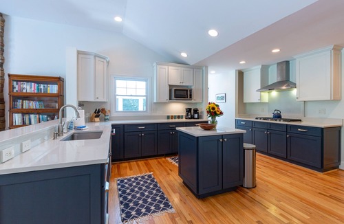 Annapolis House | Spacious home with an outdoor pool, screened porch, washer/dryer & central AC
