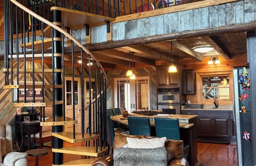 Gold Rock Cabin | Spacious Log Cabin 2 Kings and Loft Sleeps 9+