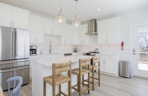 Admiral Estates House | Spacious Luxury Vacation Home with Entertainment and Comfort, Close to Beach!