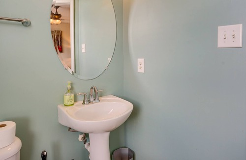 Mechanicsville House | Spacious Mechanicsville Townhome w/ Balcony!