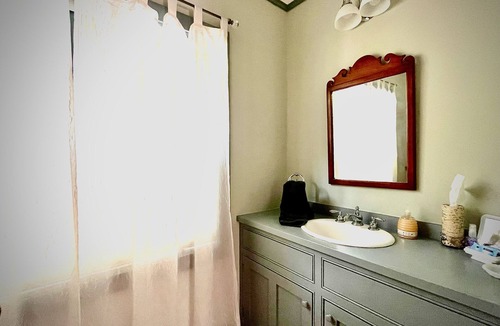 Barboursville House | Spacious Modern farmhouse near CHO airport, weddings, wineries, national park!