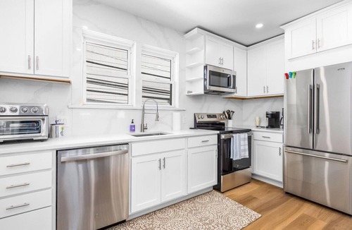 North End House | Spacious OC 5br + Den Steps to Beach and Boards