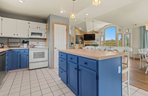 Monteray Shores House | Spacious Pet Friendly 6-bedroom all season retreat in Corolla w/pool and sauna