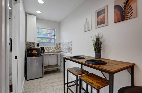 Middle River Terrace House | Spacious Queen Suite Near Beach & Dining
