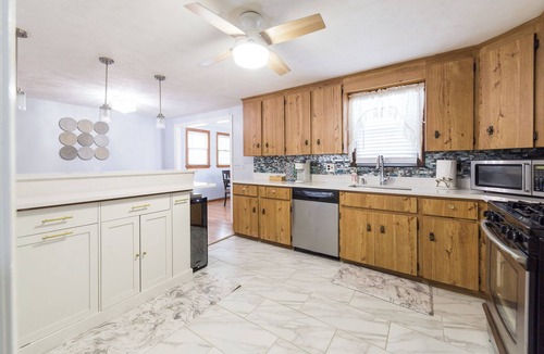 Randolph House | Spacious Raised Ranch Retreat 5 BR, 2 BA