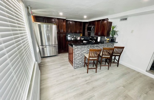 Buena Vista House | Spacious Retreat in Buena Vista-Design District.