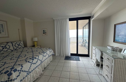 Sussex County Condo | Spacious Sea Colony ocean front condo, 3 bedrooms,2 bunk rooms 3 full baths