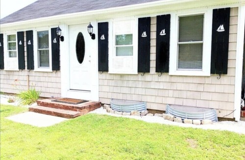 Hyannis House | SPACIOUS, SLEEPS 20 w/CENTRAL A/C & PRIVATE FENCED IN 1 ACRE LOT WALK TO ALL.